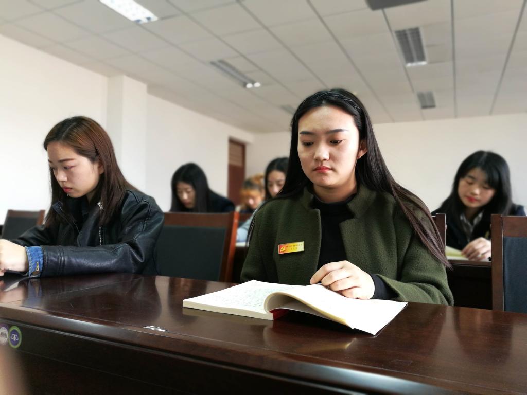 佩戴“大学生党员先锋岗”名牌督导学生按时上课